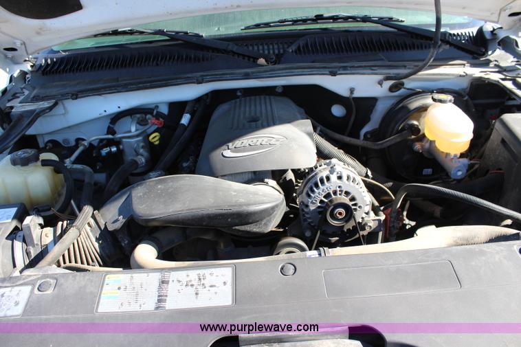 image for item L2384 2005 Chevrolet Silverado 1500 pickup truck