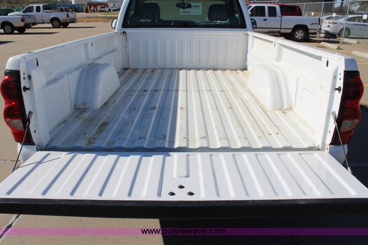 image for item L2384 2005 Chevrolet Silverado 1500 pickup truck