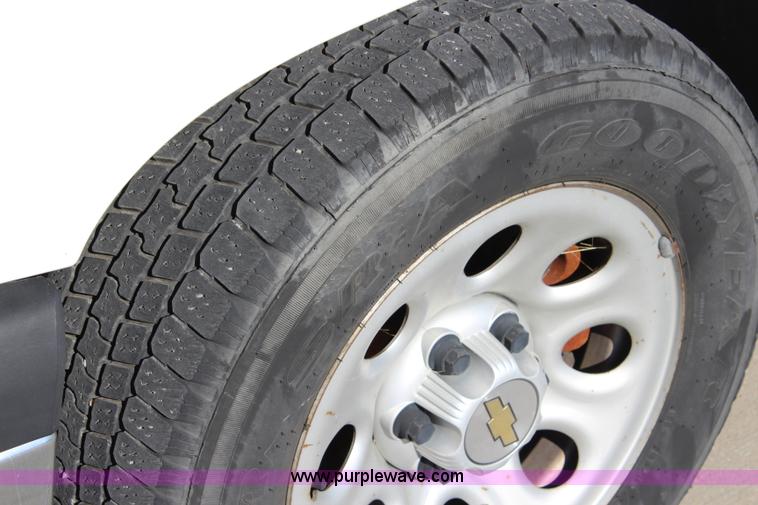 image for item L2384 2005 Chevrolet Silverado 1500 pickup truck