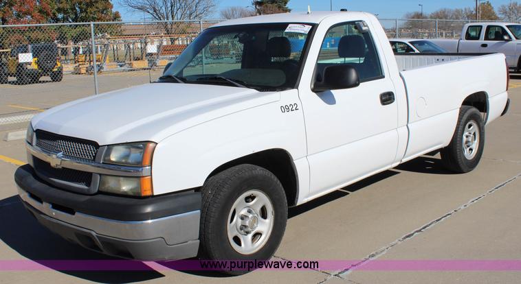 image for item L2387 2004 Chevrolet Silverado 1500 pickup truck