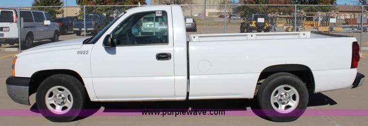 image for item L2387 2004 Chevrolet Silverado 1500 pickup truck