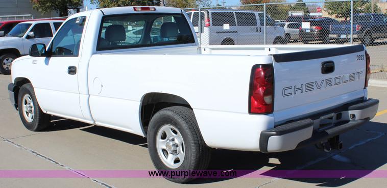 image for item L2387 2004 Chevrolet Silverado 1500 pickup truck
