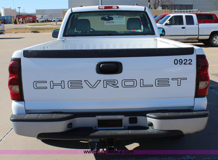image for item L2387 2004 Chevrolet Silverado 1500 pickup truck