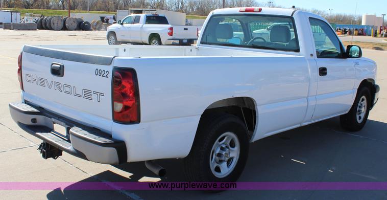 image for item L2387 2004 Chevrolet Silverado 1500 pickup truck
