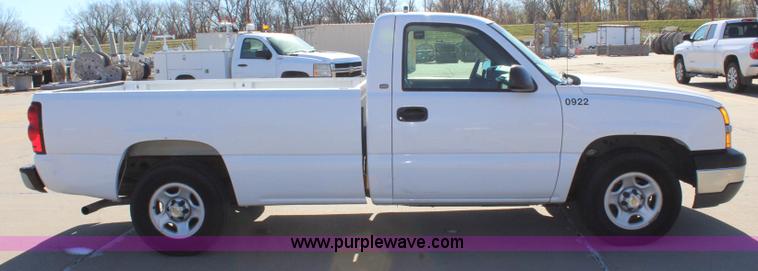 image for item L2387 2004 Chevrolet Silverado 1500 pickup truck