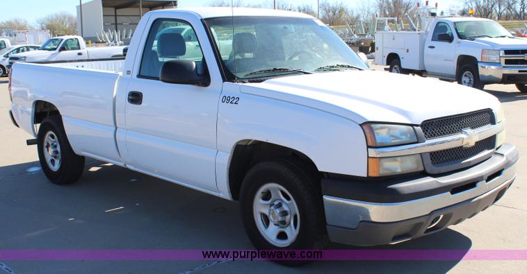 image for item L2387 2004 Chevrolet Silverado 1500 pickup truck