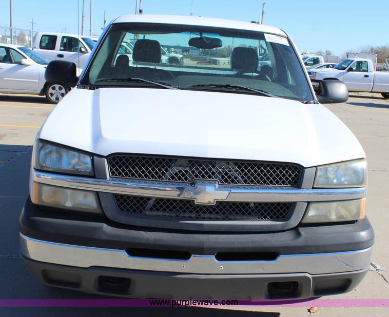 image for item L2387 2004 Chevrolet Silverado 1500 pickup truck