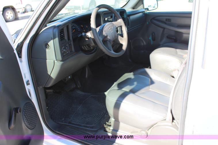 image for item L2387 2004 Chevrolet Silverado 1500 pickup truck