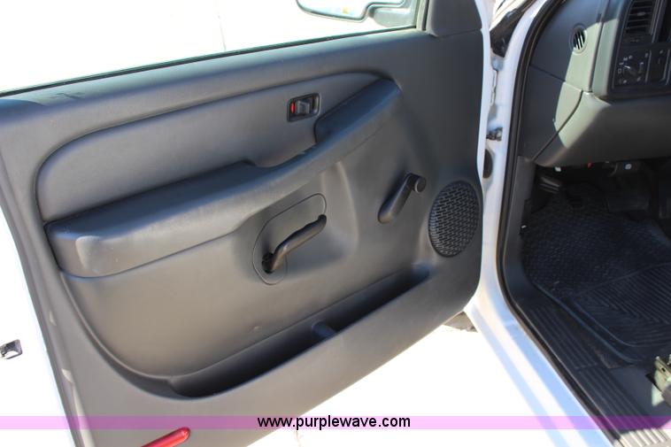 image for item L2387 2004 Chevrolet Silverado 1500 pickup truck