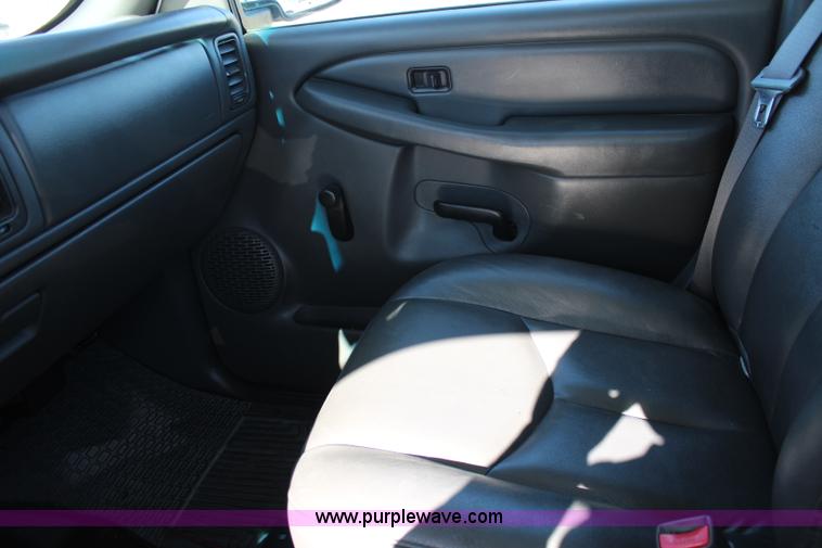 image for item L2387 2004 Chevrolet Silverado 1500 pickup truck