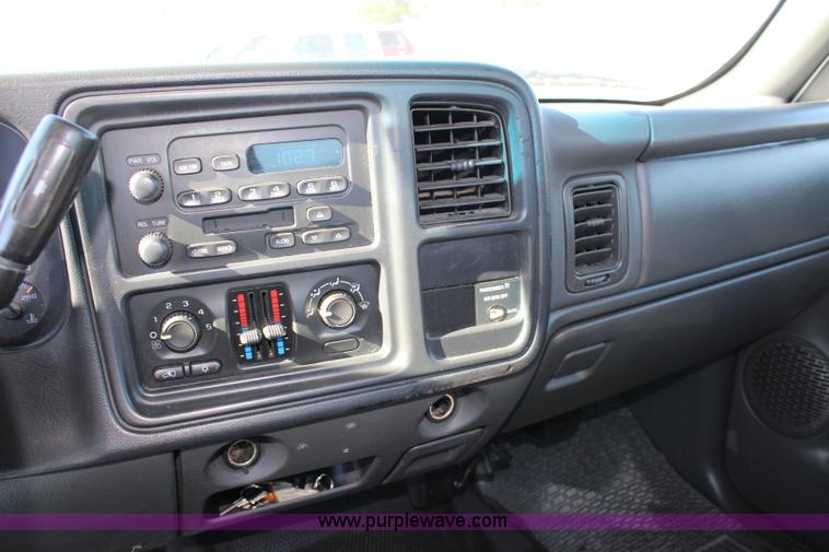 image for item L2387 2004 Chevrolet Silverado 1500 pickup truck