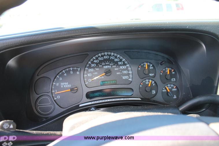 image for item L2387 2004 Chevrolet Silverado 1500 pickup truck