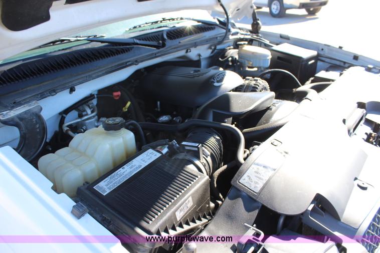 image for item L2387 2004 Chevrolet Silverado 1500 pickup truck