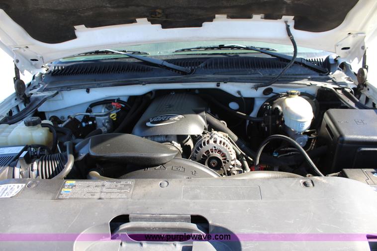 image for item L2387 2004 Chevrolet Silverado 1500 pickup truck