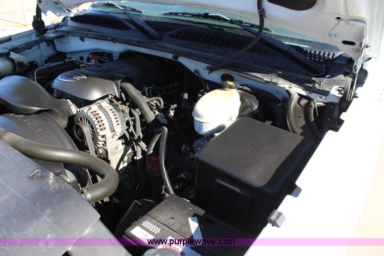 image for item L2387 2004 Chevrolet Silverado 1500 pickup truck