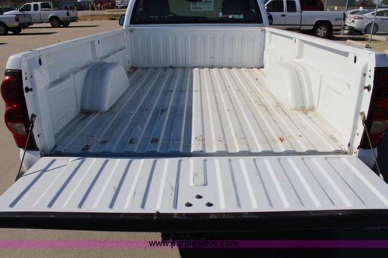 image for item L2387 2004 Chevrolet Silverado 1500 pickup truck