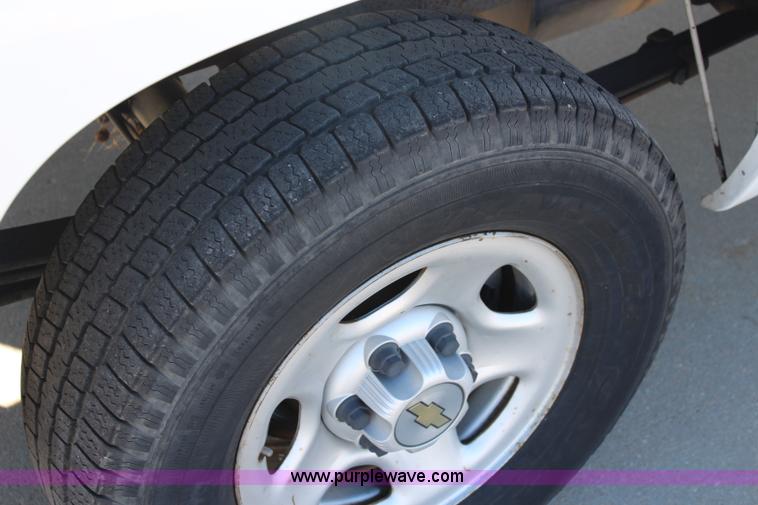 image for item L2387 2004 Chevrolet Silverado 1500 pickup truck