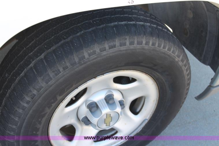 image for item L2387 2004 Chevrolet Silverado 1500 pickup truck