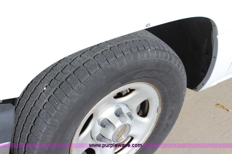 image for item L2387 2004 Chevrolet Silverado 1500 pickup truck