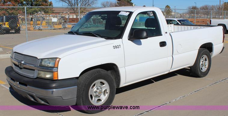 image for item L2395 2004 Chevrolet Silverado 1500 pickup truck