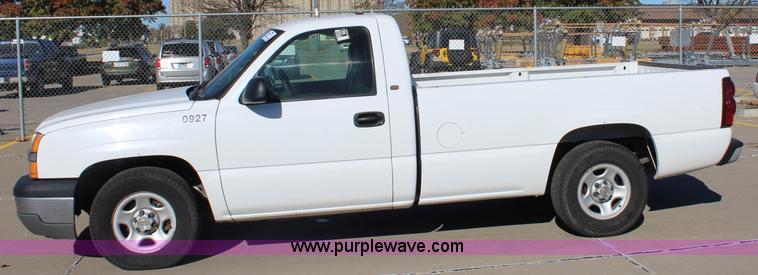 image for item L2395 2004 Chevrolet Silverado 1500 pickup truck