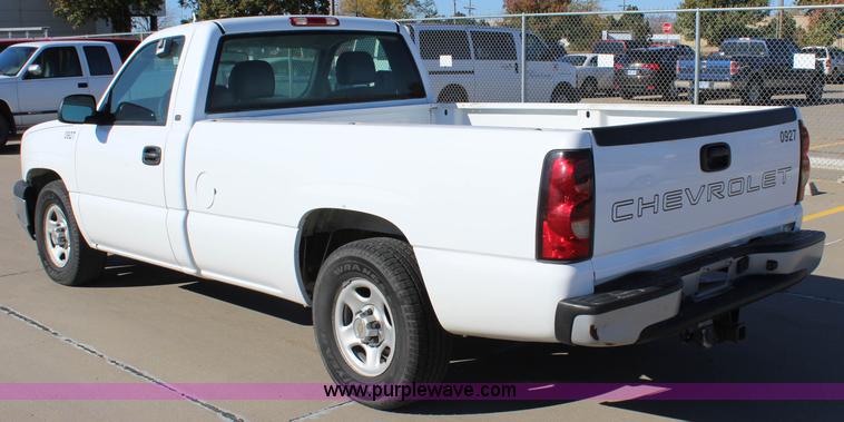 image for item L2395 2004 Chevrolet Silverado 1500 pickup truck