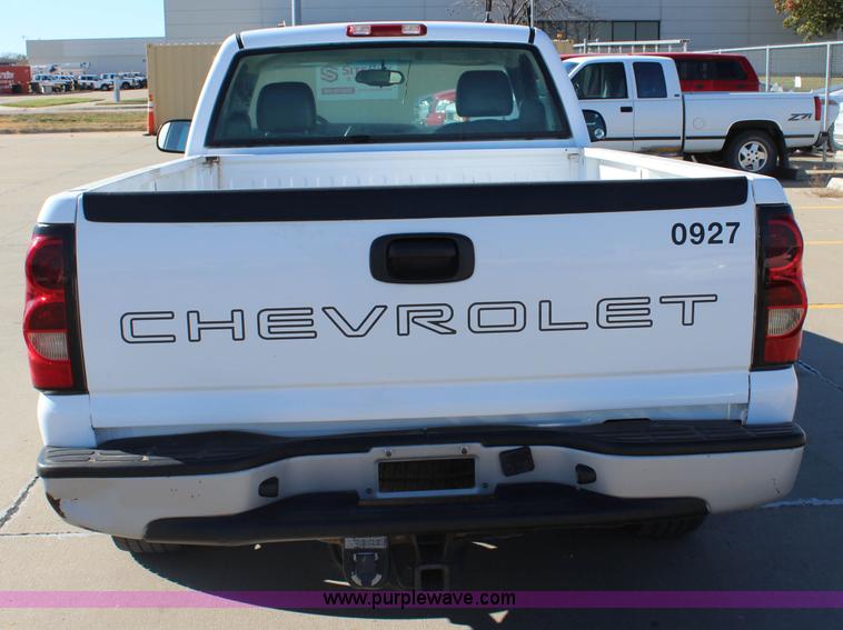image for item L2395 2004 Chevrolet Silverado 1500 pickup truck