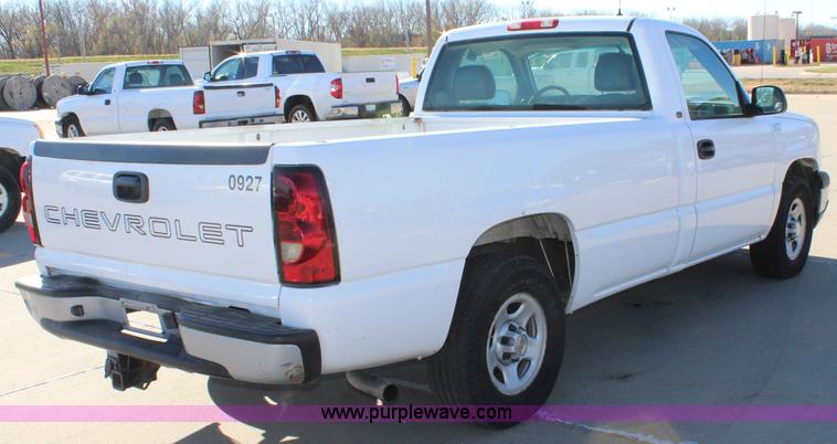 image for item L2395 2004 Chevrolet Silverado 1500 pickup truck