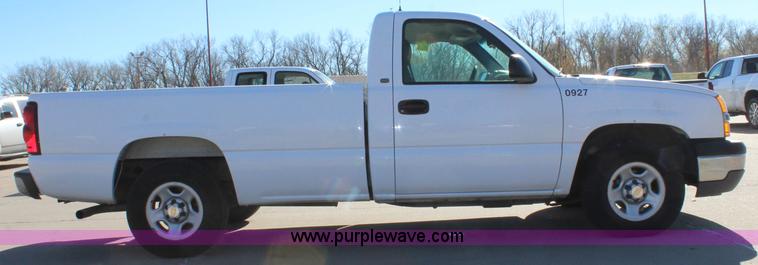 image for item L2395 2004 Chevrolet Silverado 1500 pickup truck