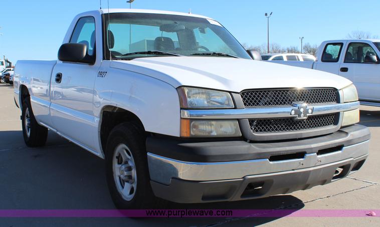 image for item L2395 2004 Chevrolet Silverado 1500 pickup truck
