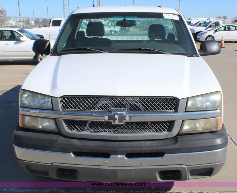 image for item L2395 2004 Chevrolet Silverado 1500 pickup truck