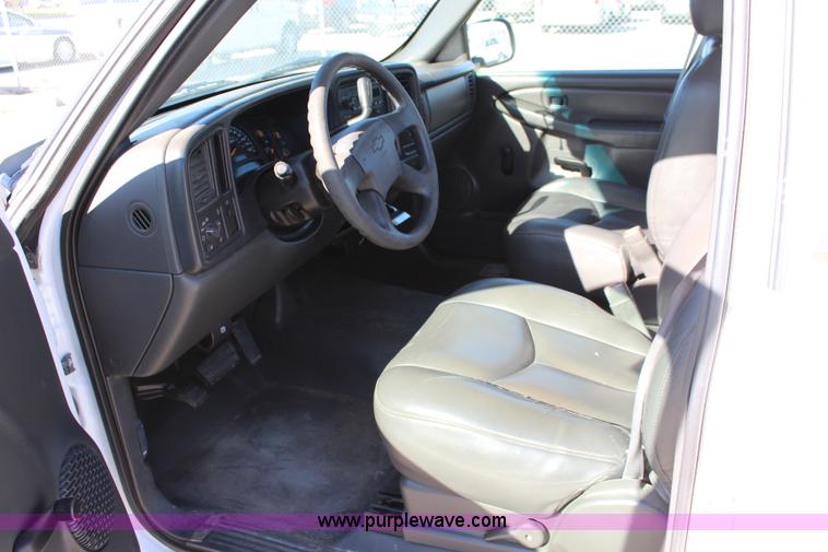 image for item L2395 2004 Chevrolet Silverado 1500 pickup truck