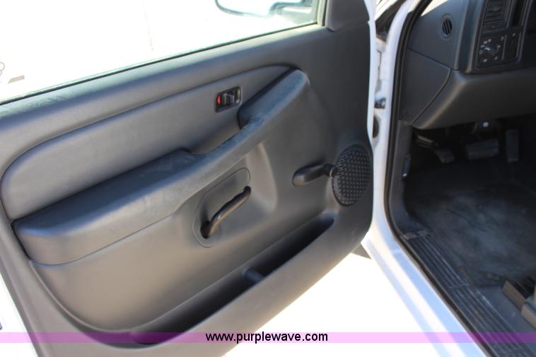 image for item L2395 2004 Chevrolet Silverado 1500 pickup truck