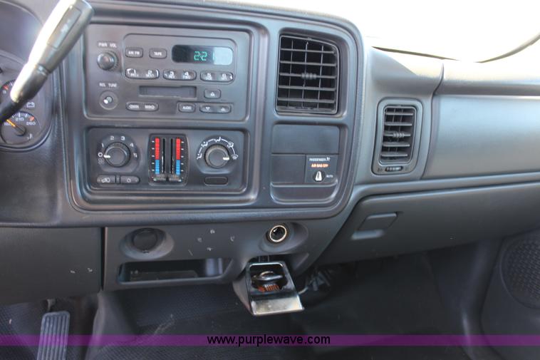 image for item L2395 2004 Chevrolet Silverado 1500 pickup truck