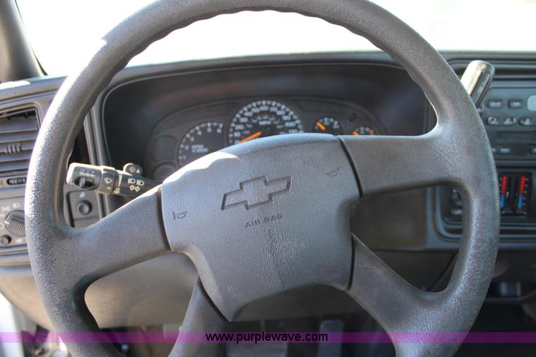 image for item L2395 2004 Chevrolet Silverado 1500 pickup truck