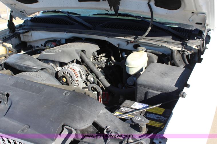 image for item L2395 2004 Chevrolet Silverado 1500 pickup truck