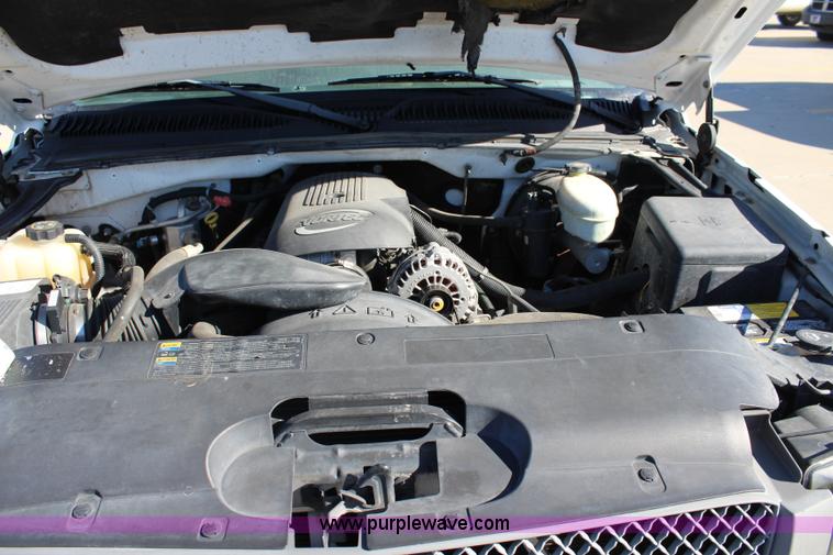 image for item L2395 2004 Chevrolet Silverado 1500 pickup truck