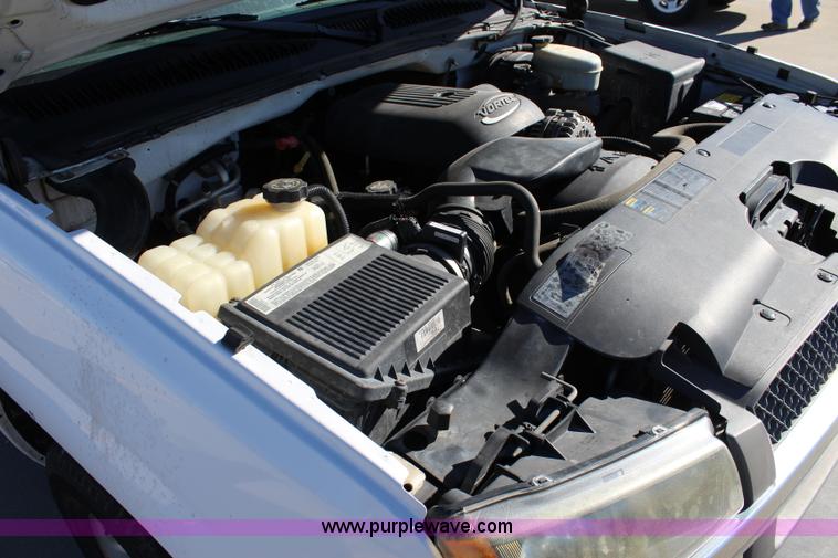 image for item L2395 2004 Chevrolet Silverado 1500 pickup truck