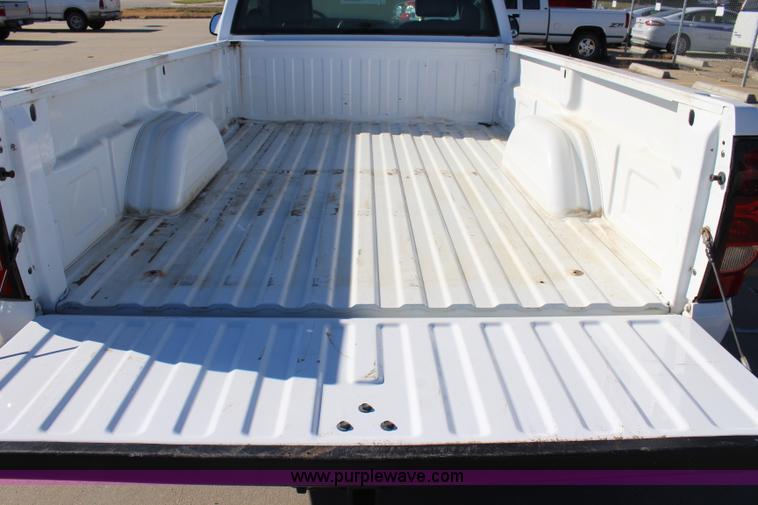 image for item L2395 2004 Chevrolet Silverado 1500 pickup truck