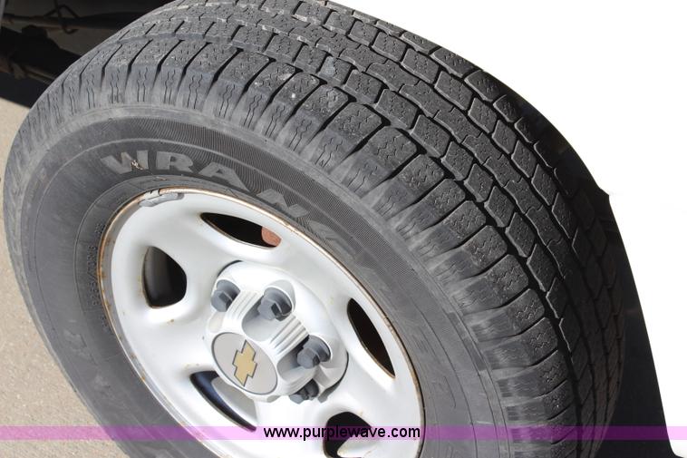 image for item L2395 2004 Chevrolet Silverado 1500 pickup truck