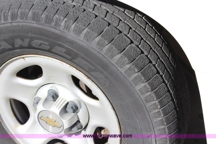 image for item L2395 2004 Chevrolet Silverado 1500 pickup truck