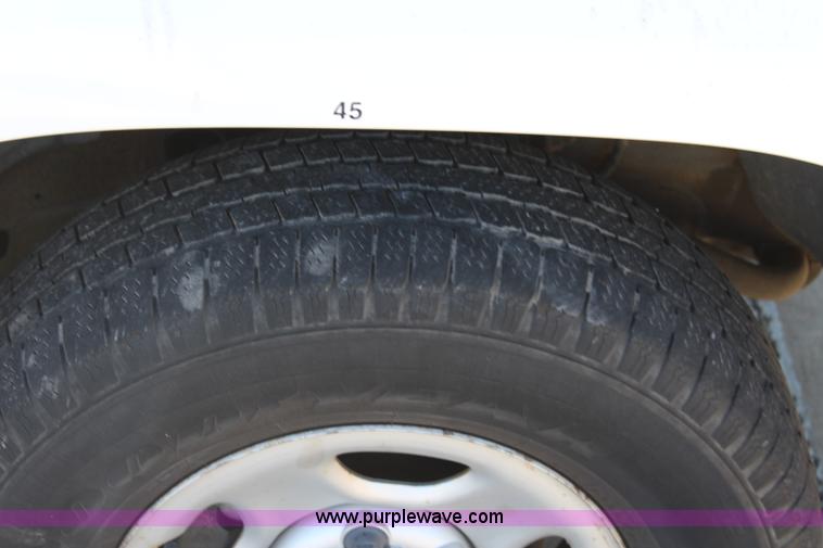 image for item L2395 2004 Chevrolet Silverado 1500 pickup truck