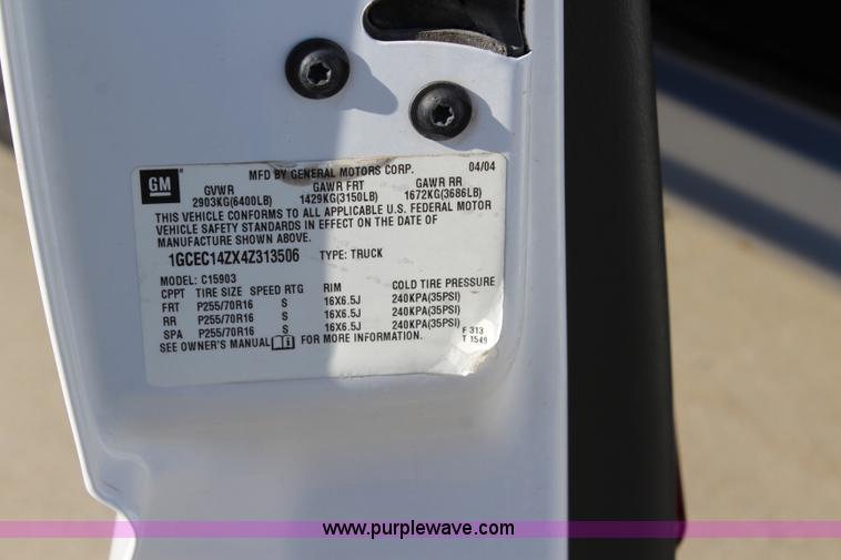 image for item L2395 2004 Chevrolet Silverado 1500 pickup truck