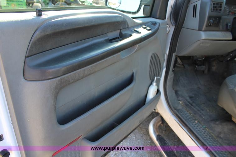 image for item L2408 2004 Ford F250 Super Duty pickup truck