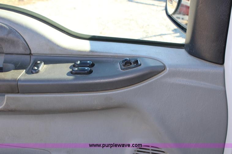 image for item L2408 2004 Ford F250 Super Duty pickup truck