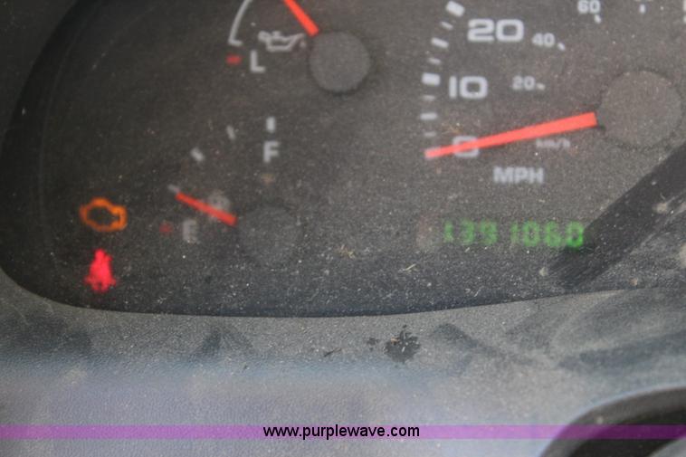 image for item L2408 2004 Ford F250 Super Duty pickup truck