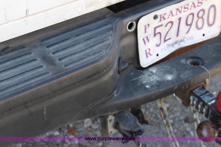 image for item L2408 2004 Ford F250 Super Duty pickup truck