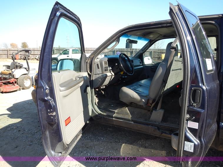 image for item L2409 2003 Ford F250 Super Duty SuperCab pickup truck