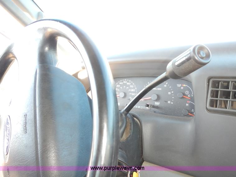 image for item L2409 2003 Ford F250 Super Duty SuperCab pickup truck