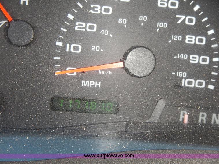 image for item L2409 2003 Ford F250 Super Duty SuperCab pickup truck